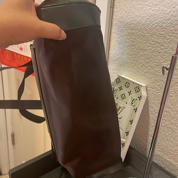 August Gucci Tote zipper closure - Picture 8 of 16